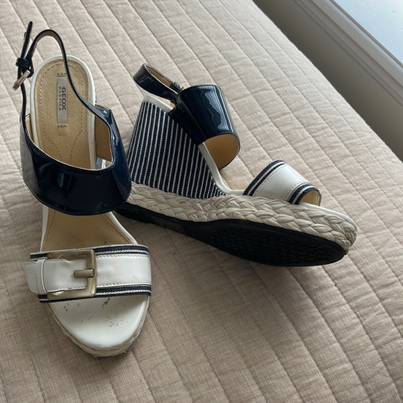 A beautiful white and blue wedge - Picture 2 of 3